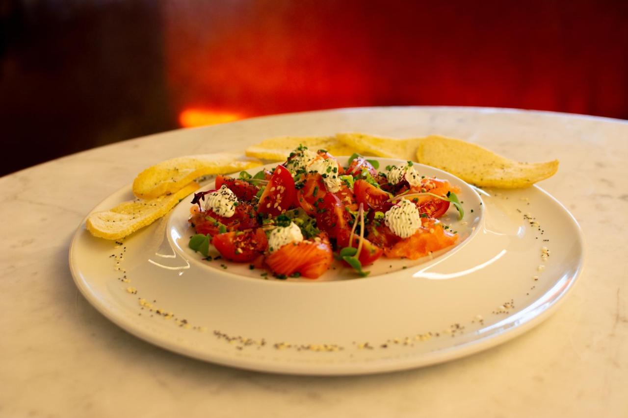 Vip Grand Lisboa Hotel & Spa Exterior photo The photo features a beautifully presented dish on a round white plate. It contains a colorful salad made with vibrant red tomatoes, likely mixed with fresh herbs or greens. Small dollops of a creamy substance, possibly cheese or dressing, are scatte